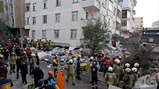 İstanbul'da 7 katlı bina kısmen çöktü