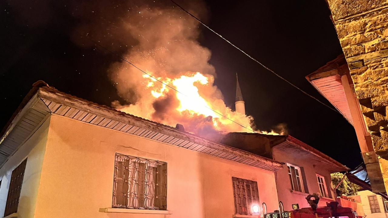Manisa'da bir evde yangın çıktı: Fenalaşan ev sahibi hayatını kaybetti