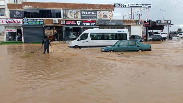 Mersin'de sağanak su baskınlarına neden oldu: Araçlar yolda kaldı haber görseli