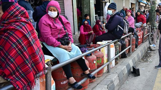 Nepal'de mutfak tüpü sıkıntısı nedeniyle uzun kuyruklar oluştu