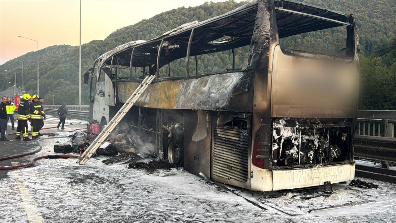 Anadolu Otoyolu'nda seyir halindeki yolcu otobüsünde yangın çıktı