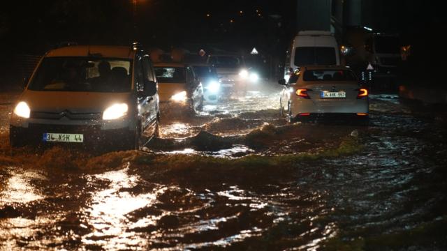 İstanbul'da sağanak hayatı olumsuz etkiliyor