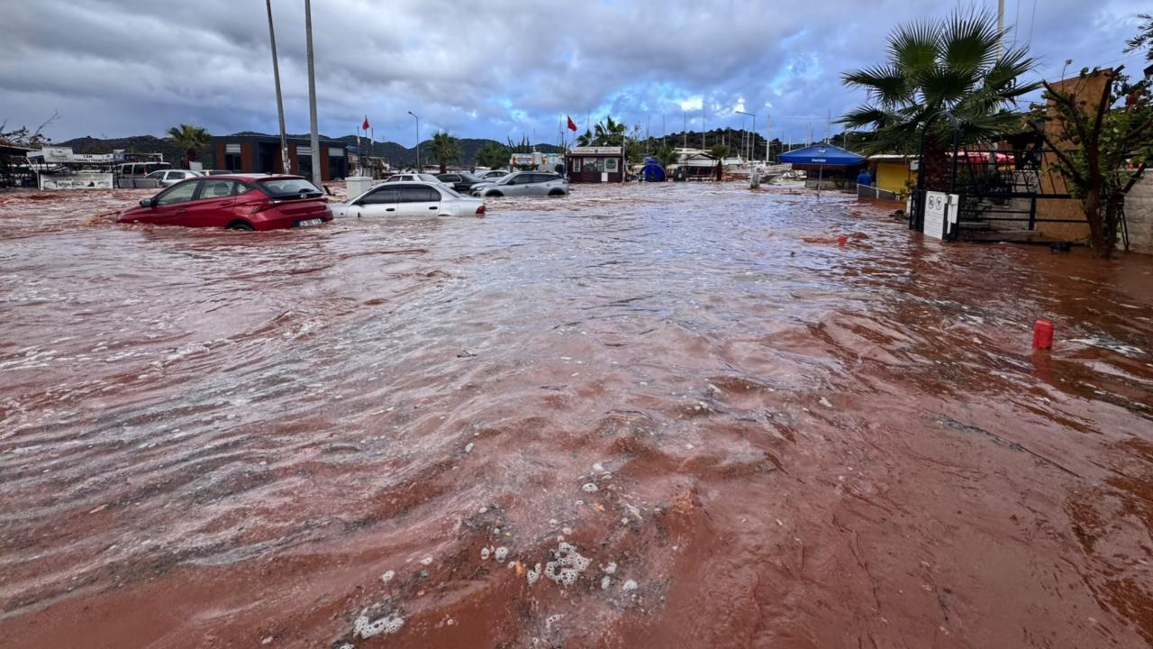 Antalya’da sağanak: Mahsur kalan 22 kişi kurtarıldı