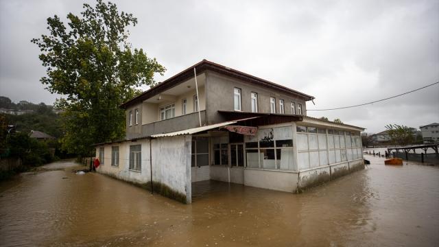 Sağanak nedeniyle Kocaeli'de bazı yollar ulaşıma kapandı, Sakarya'da evleri su bastı