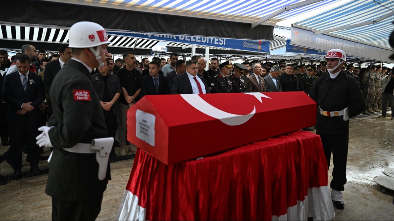 Görev sırasında şehit olan askerimiz son yolculuğuna uğurlandı