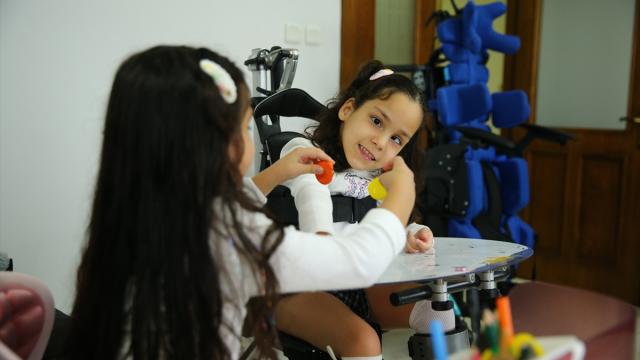 Serebral palsili Masal ikizinin desteğiyle hayata gülümsüyor