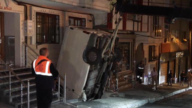Şişli'de panelvan apartman boşluğuna düştü haber görseli