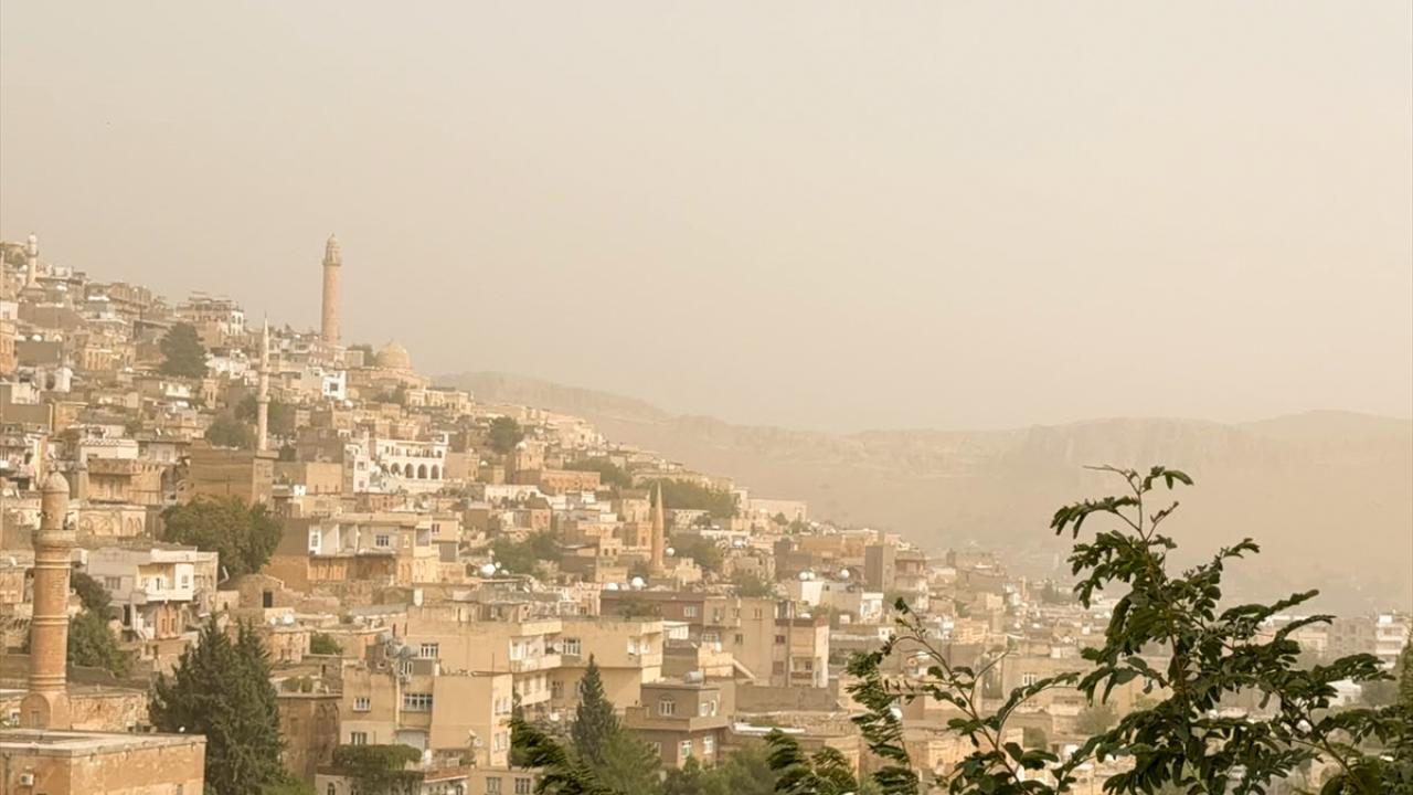 Mardin ve Şanlıurfa'da toz taşınımı etkili oldu