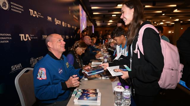 Uluslararası Uzay Kongresi'nde astronotlar imza etkinliğinde ziyaretçilerle buluştu