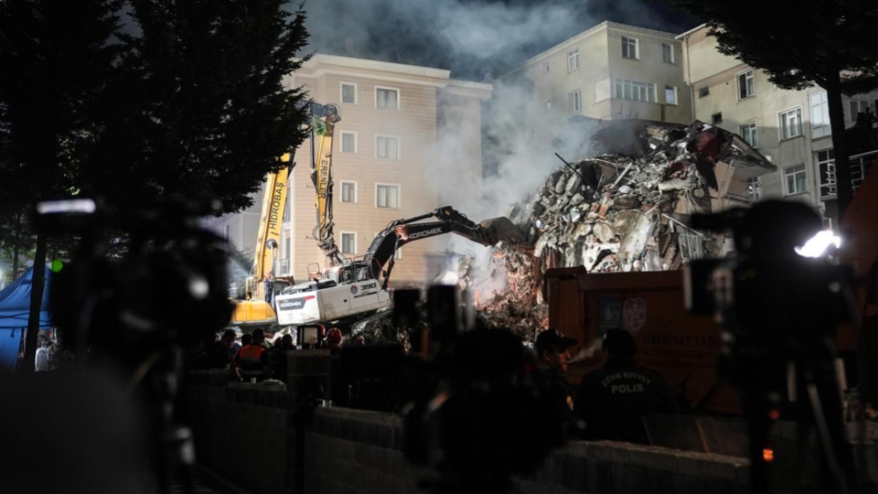 İstanbul'da 7 katlı bina kısmen çöktü: 3 kişi aranıyor