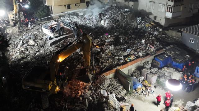 İstanbul'da 7 katlı bina kısmen çöktü: 2 kişi aranıyor haber görseli