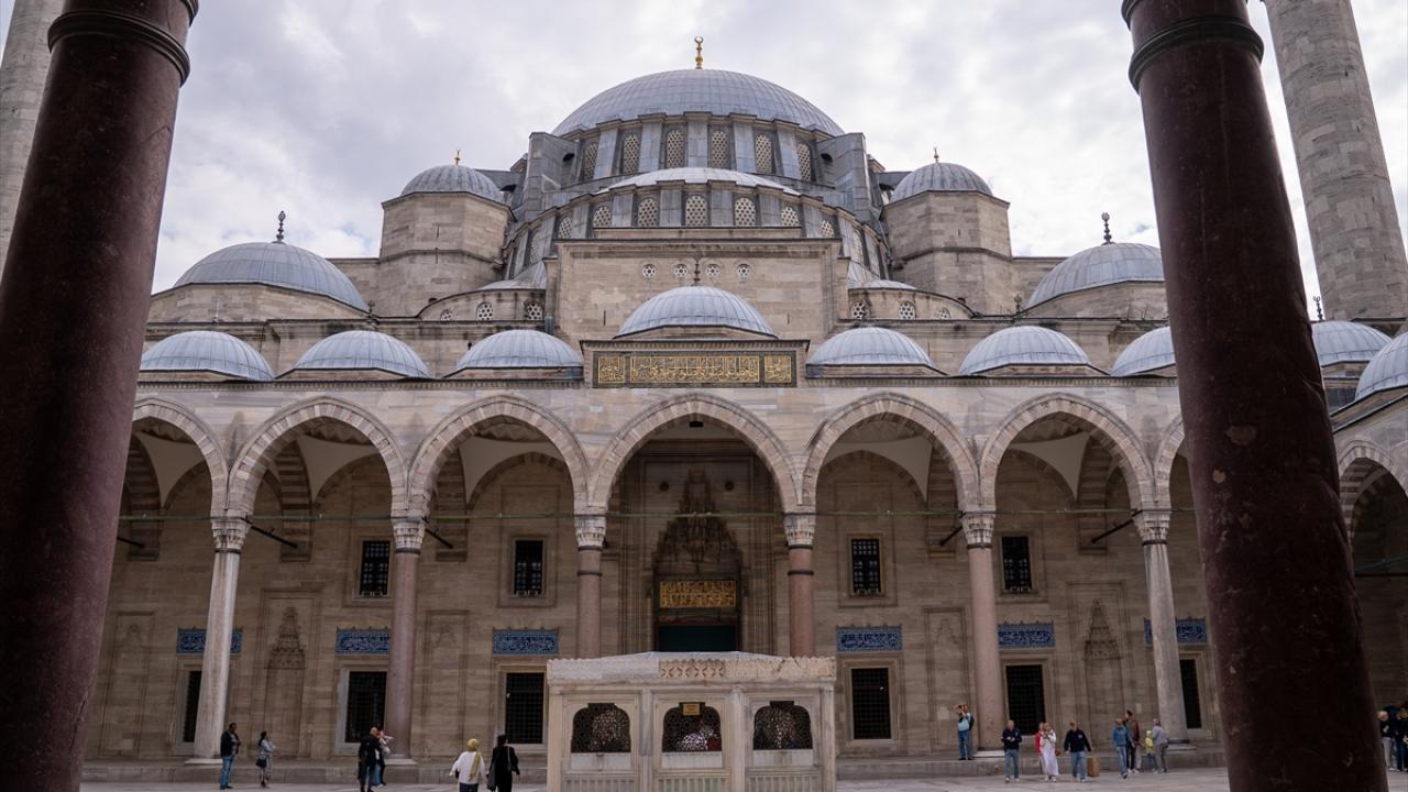 "Süleymaniye Camii`nin yeri Ayasofya`da olduğu gibi benim için çok başka"