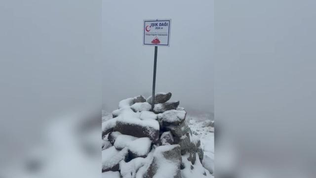 Ankara'da mevsimin ilk karı Işık Dağı'na yağdı haber görseli