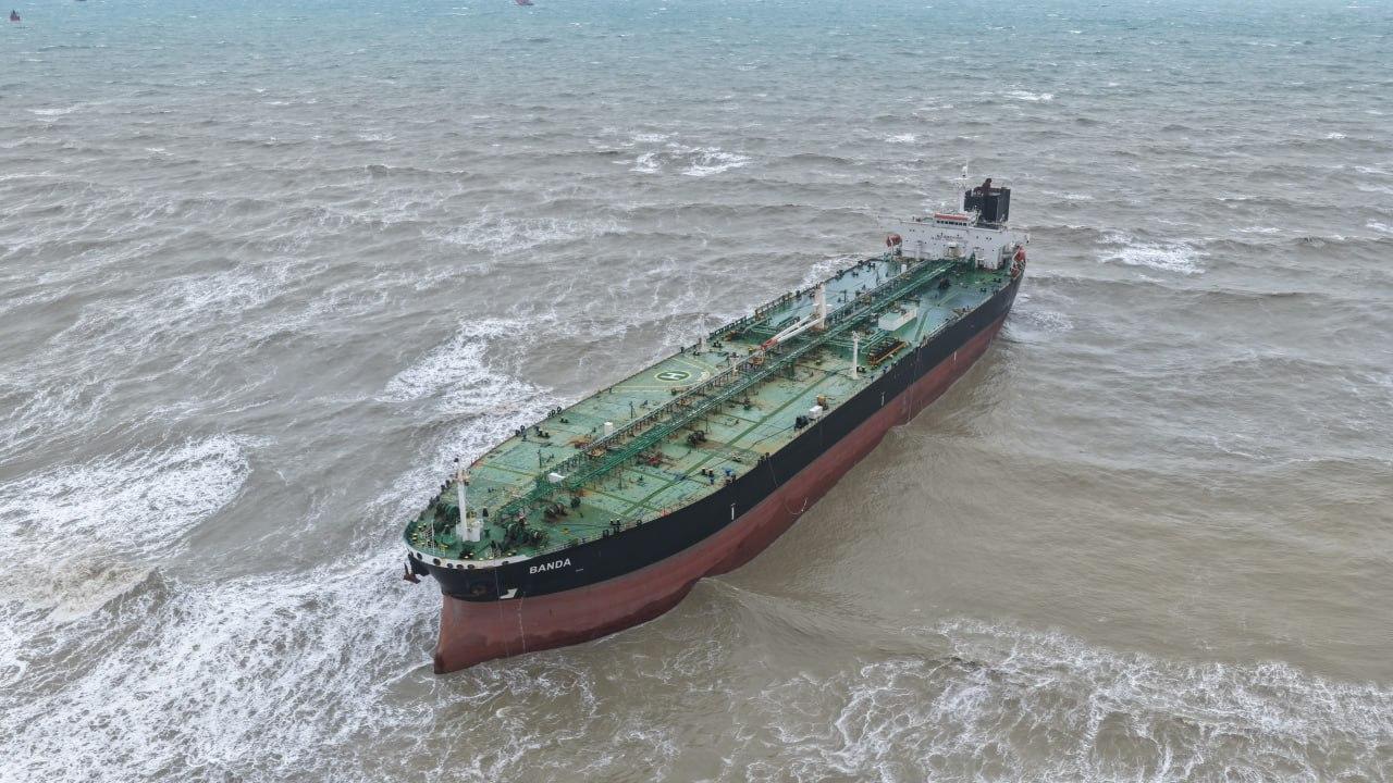 Sürüklenerek karaya oturan 238 metre uzunluğundaki tanker kurtarıldı