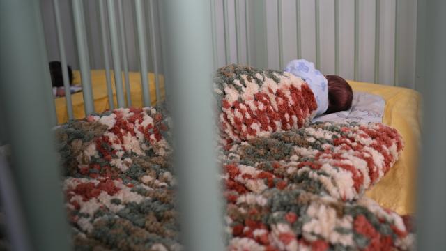 Şehit annelerinin ve eşlerinin ördüğü battaniyeler devlet korumasındaki bebeklere sarıldı