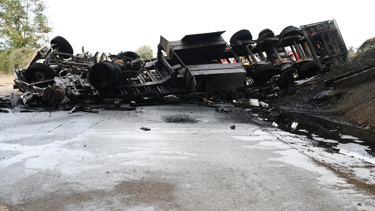 Düzce'de köprüden düşen tırda çıkan yangın söndürüldü