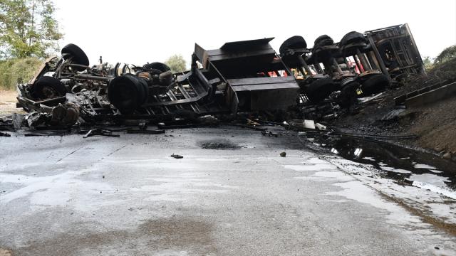 Düzce'de köprüden düşen tırda çıkan yangın söndürüldü haber görseli