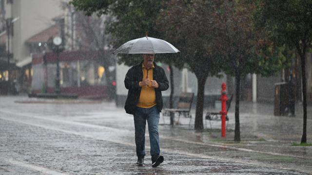 Edirne'de gök gürültülü sağanak etkili oluyor