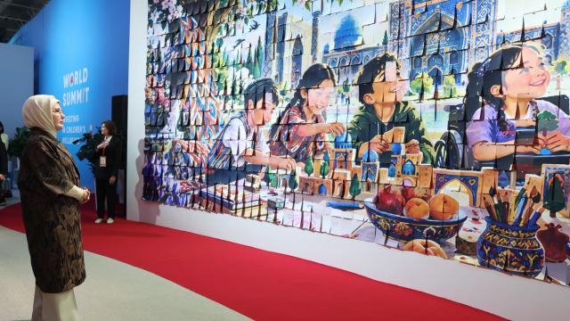 Emine Erdoğan, Özbekistan'da düzenlenen zirve kapsamında açılan sergiyi ziyaret etti