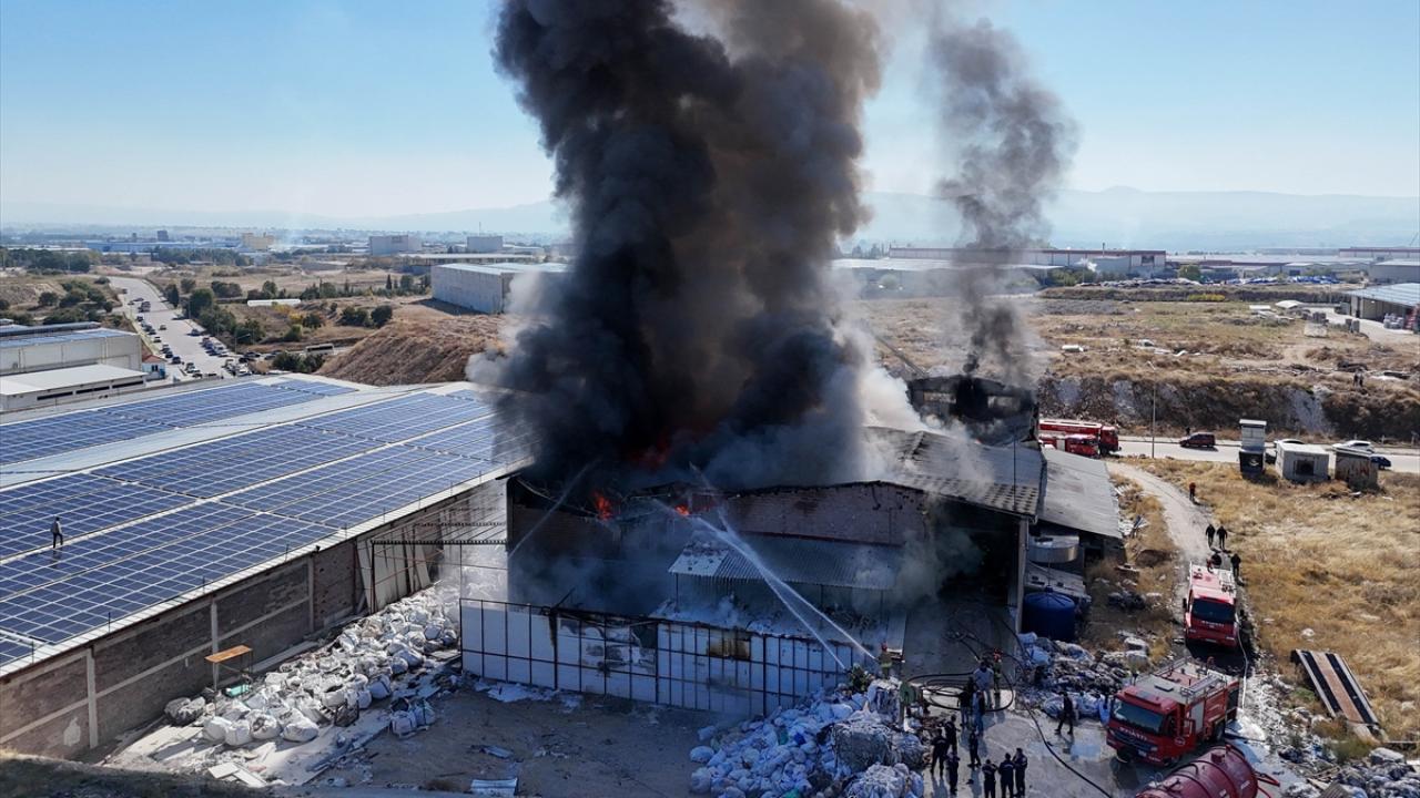 Uşak'ta fabrika yangını: Gökyüzü siyaha büründü