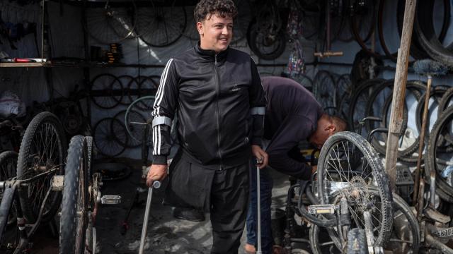 İsrail'in engelli bıraktığı Filistinli genç binemediği bisikletleri tamir ediyor