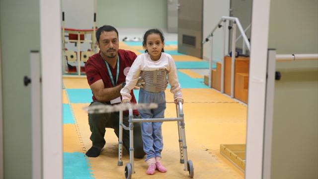 İsrail saldırısında yaralanan Filistinli Sıla'nın yeniden yürüme umudu Türkiye'de yeşerdi