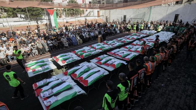 Gazze'de yaklaşık 3 yıl sonra enkazdan çıkarılan 75 Filistinlinin naaşı toprağa verildi haber görseli