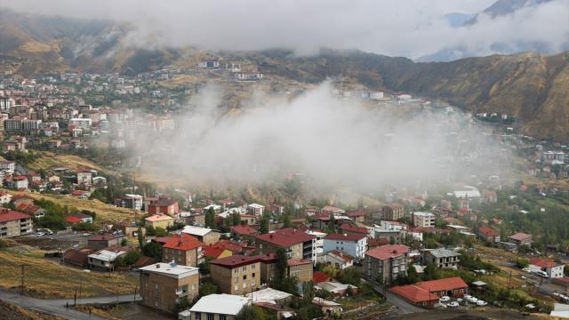 Hakkari'de sis bulutları güzel manzara oluşturdu