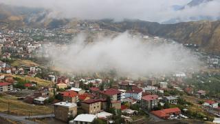 Hakkari'de sis bulutları güzel manzara oluşturdu