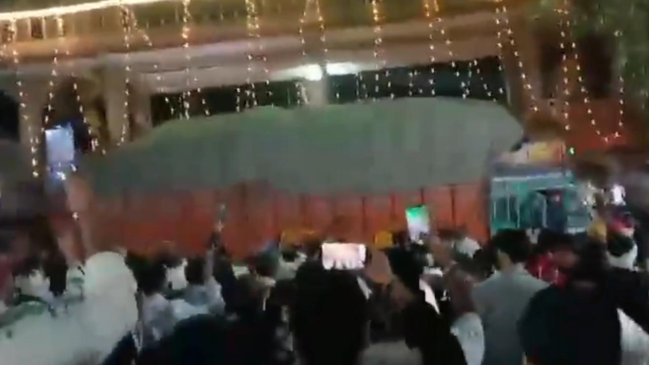 Hindistan'da kamyon, kalabalığa daldı: 15 ölü