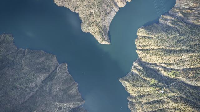 Karakaya Barajı'nda 3 ilin sınırlarının kesiştiği nokta dronla görüntülendi