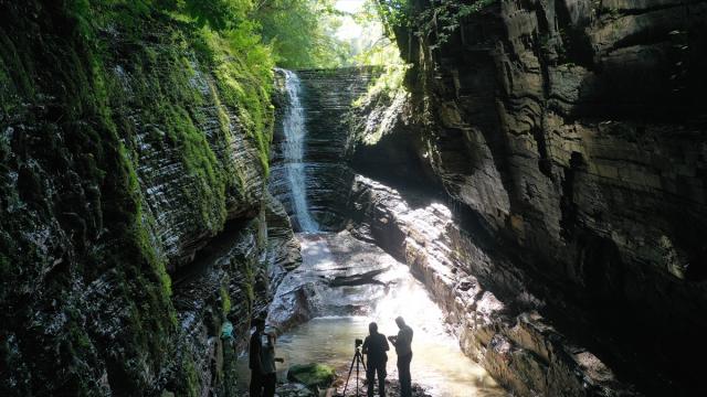 Kirazlı Çayı'nın geçtiği kanyon şelaleleriyle ziyaretçilerini etkiliyor