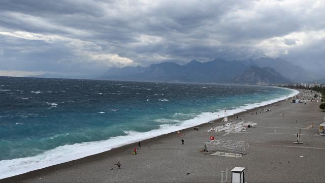 Antalya'da fırtına ve sağanak etkili oluyor haber görseli