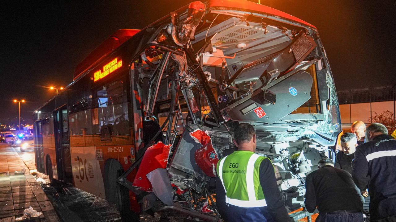 Ankara'da EGO otobüsü üst geçidin ayağına çarptı: 24 yaralı