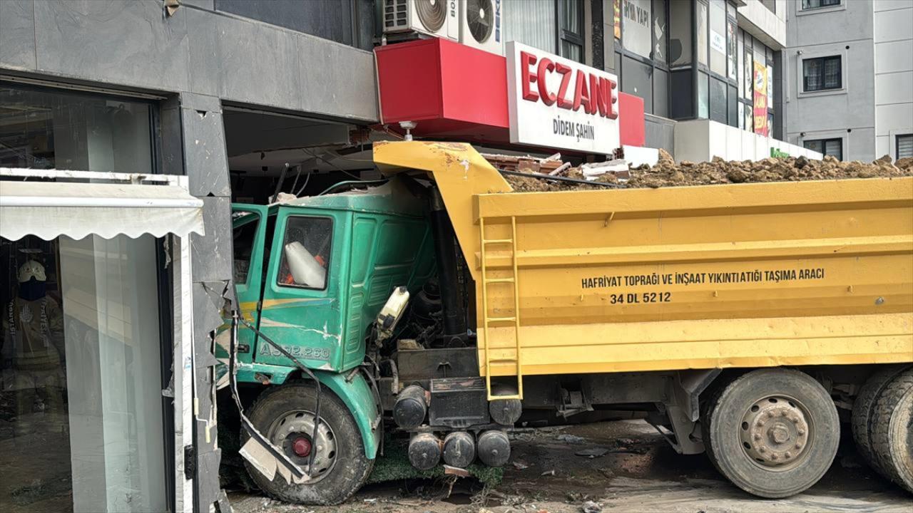 Pendik'te hafriyat kamyonu eczaneye daldı: 7 yaralı