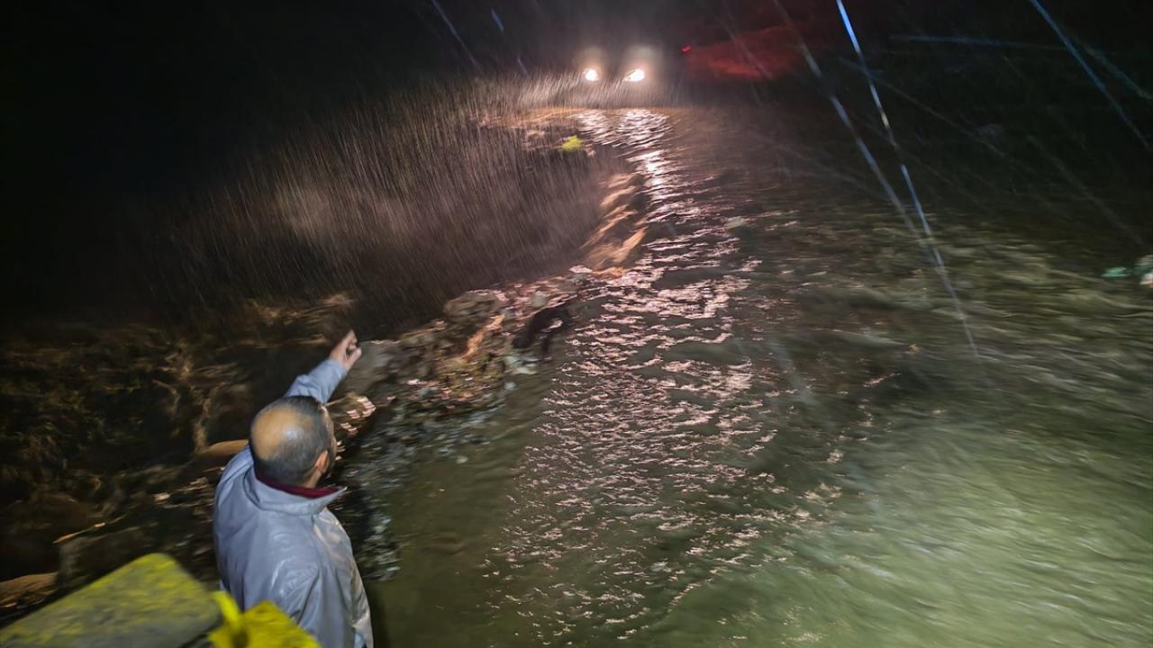Bursa'da taşan dere nedeniyle yol ulaşıma kapandı