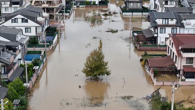 Sakarya'da sağanak nedeniyle su altında kalan iki mahallede tahliye çalışmaları sürüyor