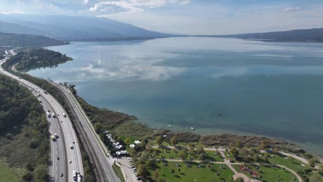 Sapanca Gölü'nde suyun çekildiği alanlar son yağışlarla kısmen doldu