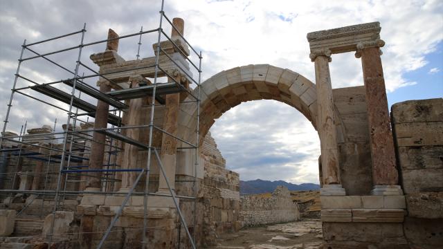 Tripolis'in anıtsal çeşmesi 400 taş blokla eski günlerine dönecek