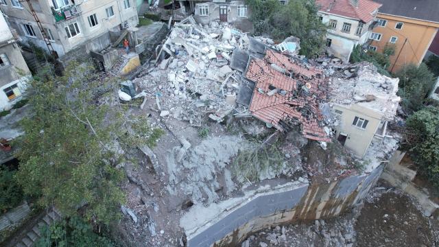 Zonguldak'ta bina faciasının boyutu gün ağarınca ortaya çıktı