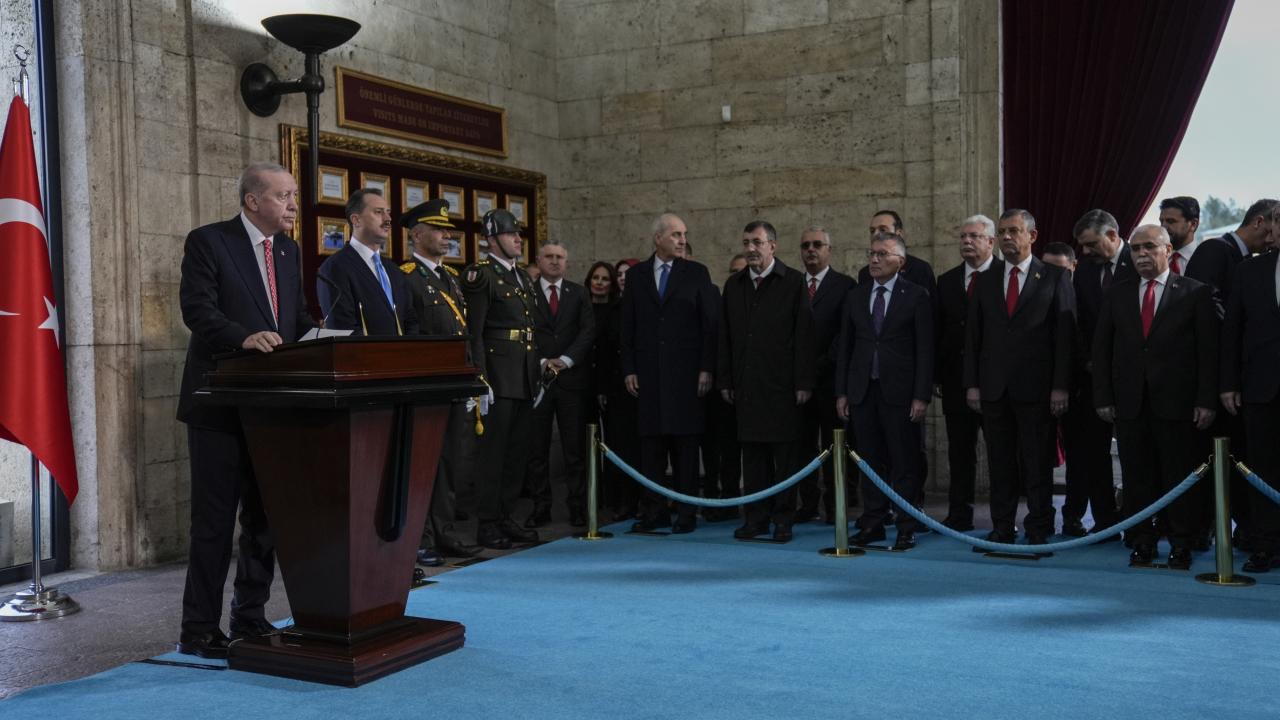Cumhurbaşkanı Erdoğan, burada Anıtkabir Özel Defteri`ne şunları yazdı: