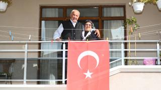 Belediyeden bayrak istediler, bir gecede bütün cadde bayraklarla donatıldı