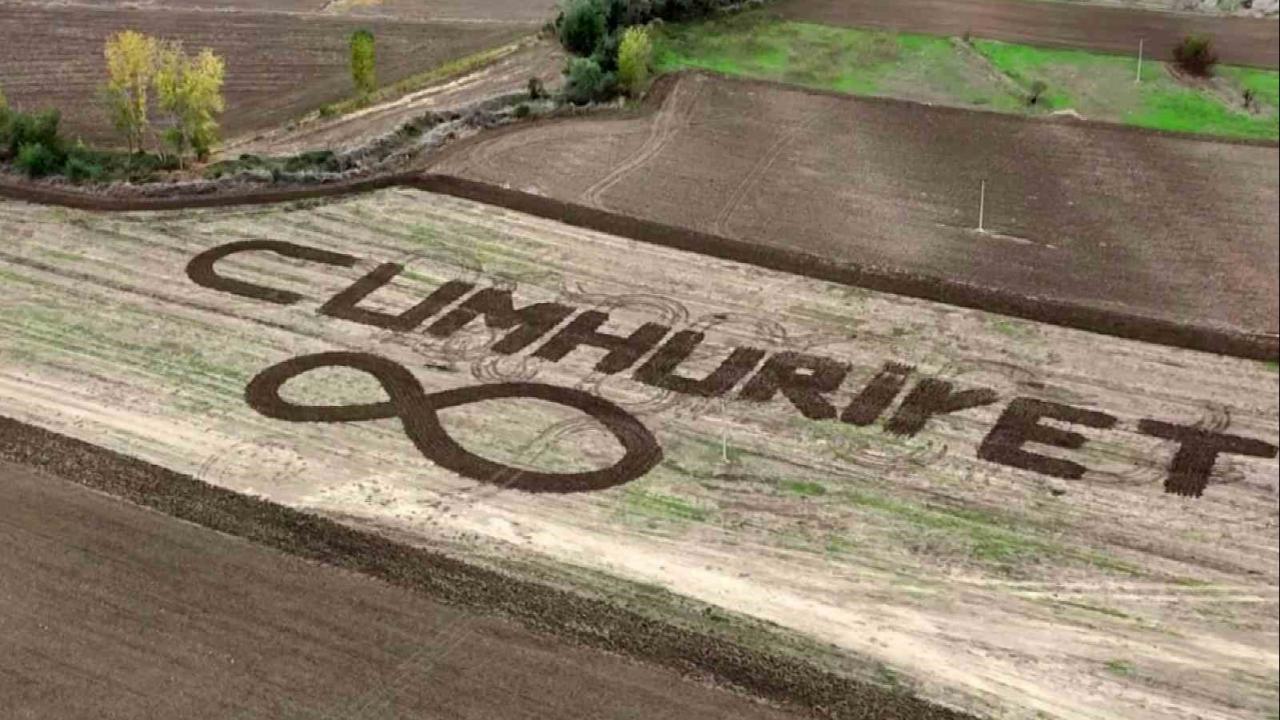 Amasyalı çiftçi tarlasına traktörüyle 'Cumhuriyet' yazdı