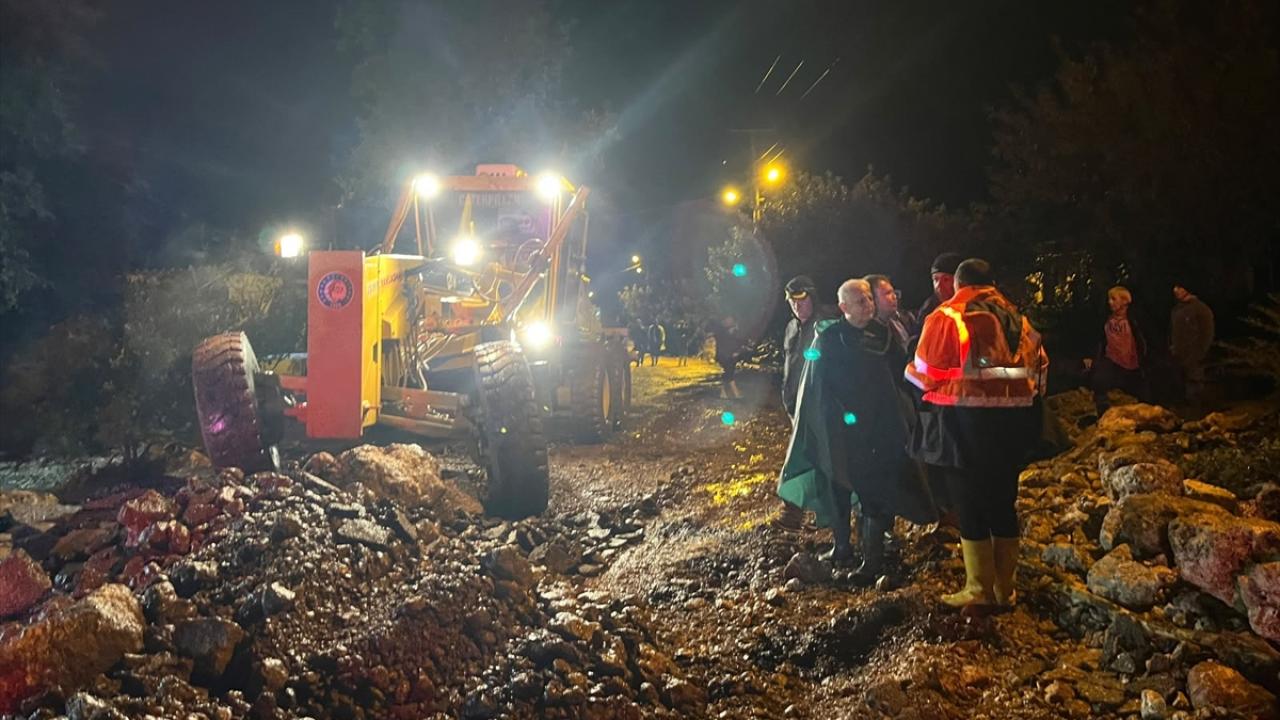 Antalya’da sağanak sele neden oldu: Evler, yollar ve seraları su bastı