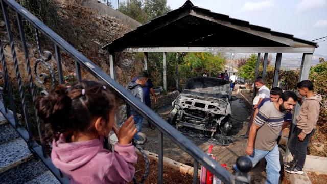İşgalci İsrailliler, Batı Şeria'da Filistinlilerin 3 aracını ateşe verdi