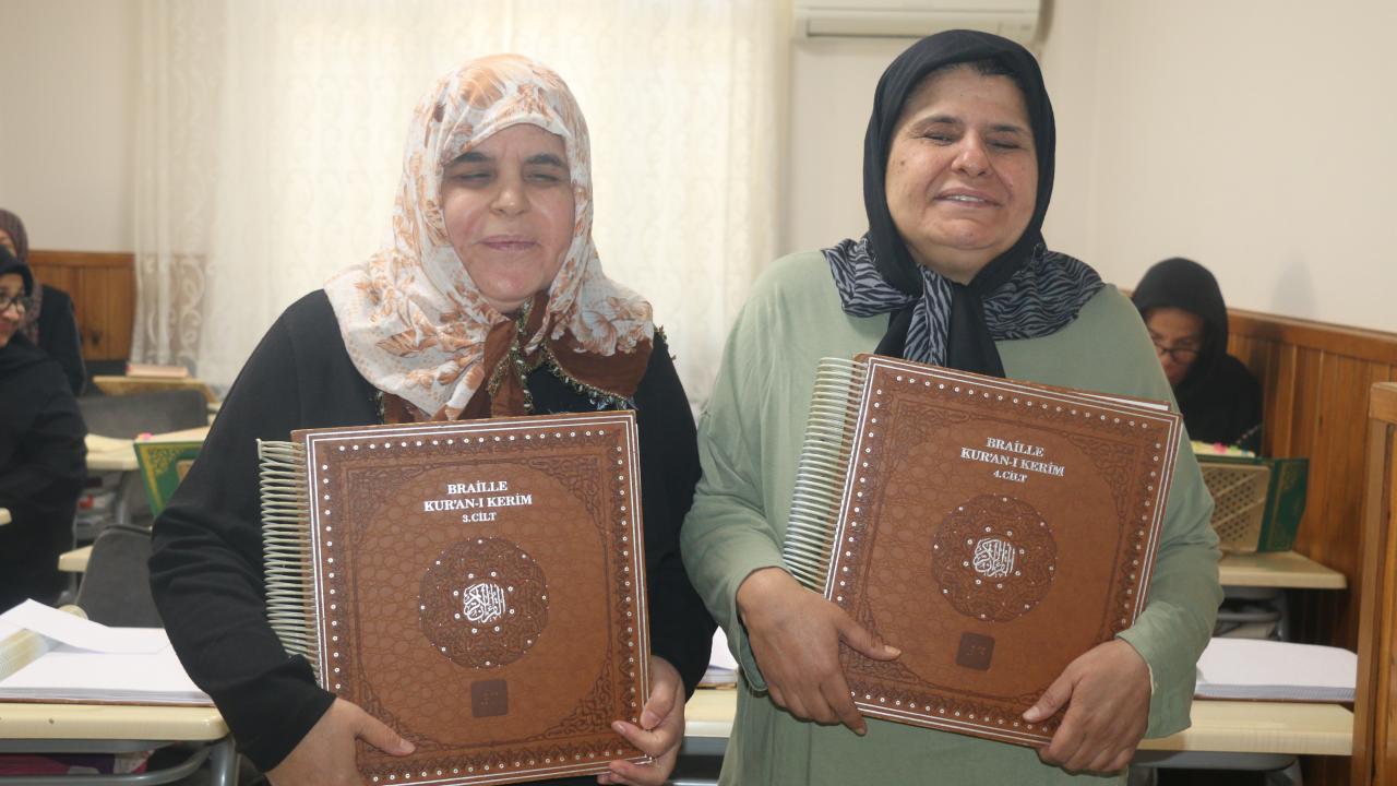 Parmak uçlarıyla Kur'an-ı Kerim'i birçok kez hatmettiler