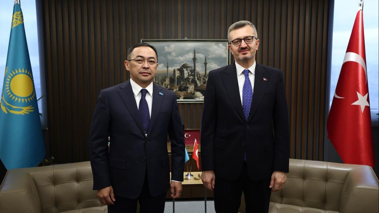 İletişim Başkanı Duran, Kazakistan Kültür ve Enformasyon Bakanı Kırıkbayev ile görüştü
