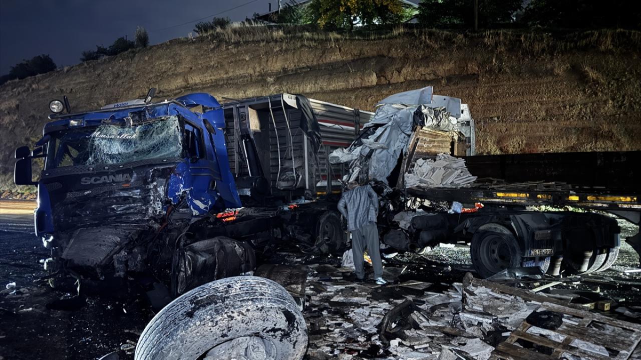 Elazığ'da 3 tır zincirleme kazaya karıştı