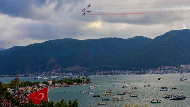 Türk Yıldızları'ndan Fethiye semalarında nefes kesen gösteri