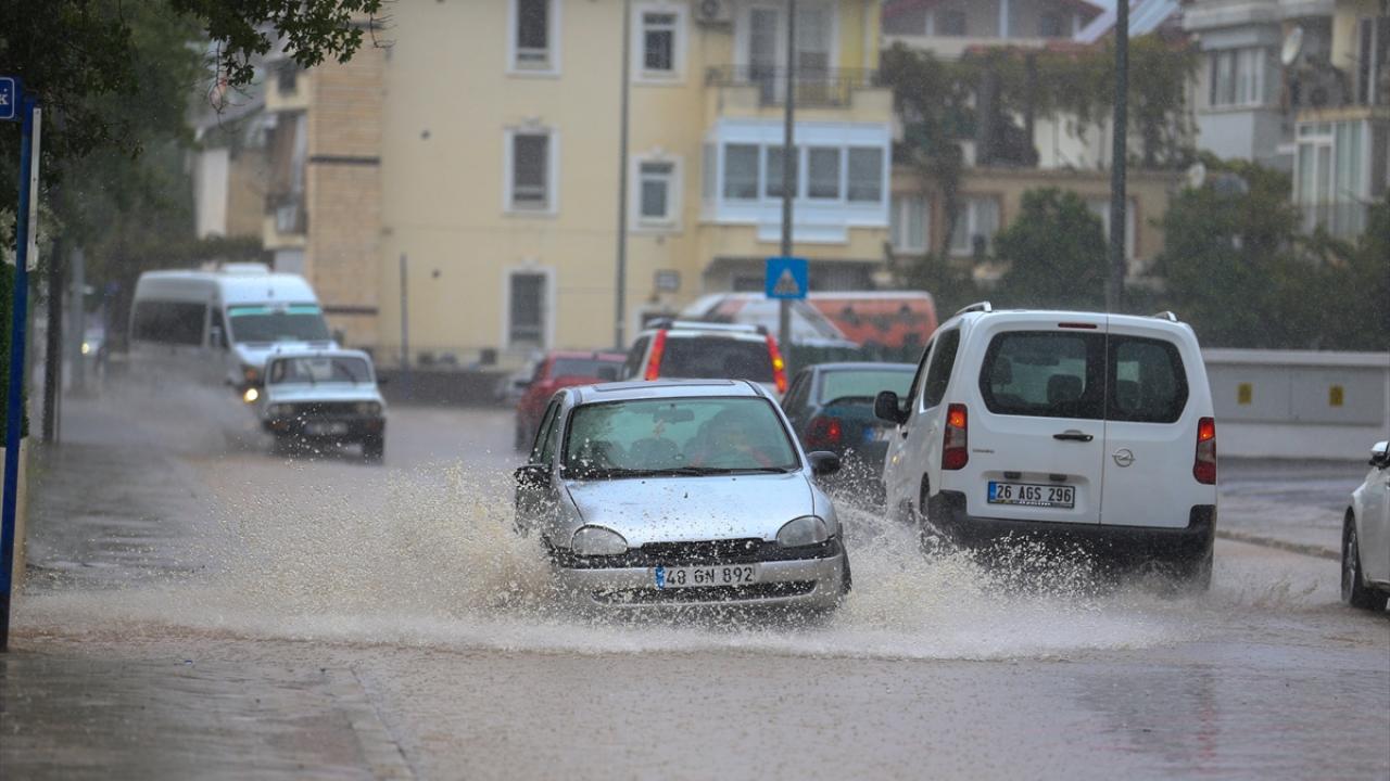 Fethiye'de sağanak hayatı olumsuz etkiledi